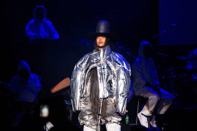 September 18, 2021, Concord, CA, USA: Erykah Badu performs on Day One of the Lights on Festival at Concord Pavilion on September 18, 2021 in Concord, California. ( Chris Tuite imageSPACE) Concord USA - ZUMAs181 20210918_zea_s181_332 Copyright: xImagespacex