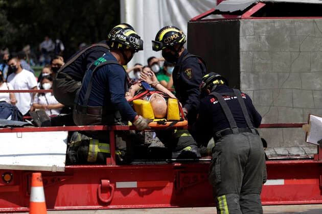 Annual Earthquake Drill MEXICO CITY, MEXICO - SEPTEMBER 19, 2021: Rescuers simulate the rescue of a person who was trapped under the rubble, to demonstrate to people the precautions to take during a 7.1 earthquake during the Earthquake Mega Drill in commemoration of the 1985 and 2017 earthquakes at Revolution Monument On September 19, 2021 in Mexico City, Mexico. (Photo by Luis Barron Eyepix Group) Copyright: xLuisxBarronx EYEPIXGROUP_LB_19092021_15260