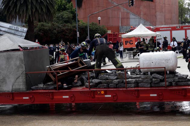 Annual Earthquake Drill MEXICO CITY, MEXICO - SEPTEMBER 19, 2021: Rescuers simulate the rescue of a person who was trapped under the rubble, to demonstrate to people the precautions to take during a 7.1 earthquake during the Earthquake Mega Drill in commemoration of the 1985 and 2017 earthquakes at Revolution Monument On September 19, 2021 in Mexico City, Mexico. (Photo by Luis Barron Eyepix Group) Copyright: xLuisxBarronx EYEPIXGROUP_LB_19092021_15256
