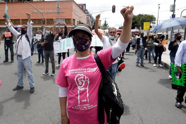 Commemoration Of The 4th Anniversary Of the 2017 Earthquake Tragedy MEXICO CITY, MEXICO - SEPTEMBER 19, 2021: A person lifts their fist while takes part during a ceremony, to commemorated the 4th anniversary of the tragedy of 2017 earthquake, and taked a minute of silence for the victims who lost their lives at 168 Bolivar Street in the Obrera neighborhood. On September 19, 2021 in Mexico City, Mexico. ( Photo by Luis Barron Eyepix Group) Copyright: xLuisxBarronx EYEPIXGROUP_LB_19092021_15285