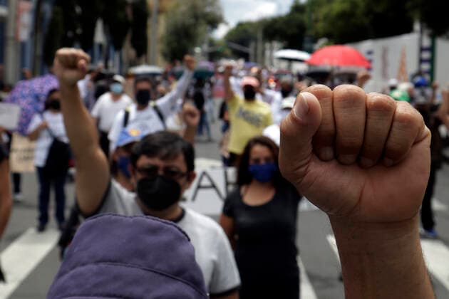 Commemoration Of The 4th Anniversary Of the 2017 Earthquake Tragedy MEXICO CITY, MEXICO - SEPTEMBER 19, 2021: A person lifts their fist while takes part during a ceremony, to commemorated the 4th anniversary of the tragedy of 2017 earthquake, and taked a minute of silence for the victims who lost their lives at 168 Bolivar Street in the Obrera neighborhood. On September 19, 2021 in Mexico City, Mexico. ( Photo by Luis Barron Eyepix Group) Copyright: xLuisxBarronx EYEPIXGROUP_LB_19092021_15288