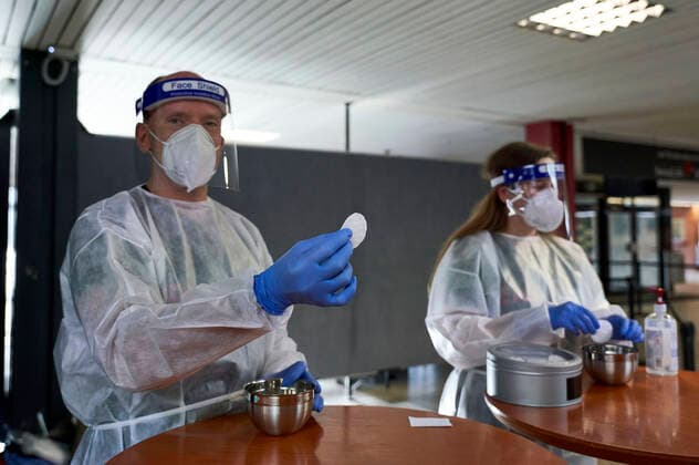 Delivery of the sweat sample pads for the Corona sniffer dogs at a test concert with Fury in the Slaughterhouse as part of the Back to Culture concert series in connection with a test study with Corona sniffer dogs at the Gilde Parkbühne Hanover, 19 09 2021 Foto:xU.xStammx xFuturexImage