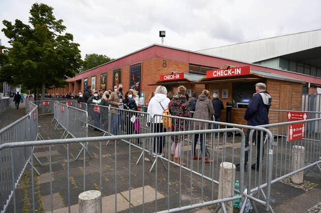 Check in of concertgoers at a test concert with Fury in the Slaughterhouse as part of the Back to Culture concert series in conjunction with a test study with Corona sniffer dogs at the Gilde Parkbühne Hannover, 19 09 2021 Foto:xU.xStammx xFuturexImage