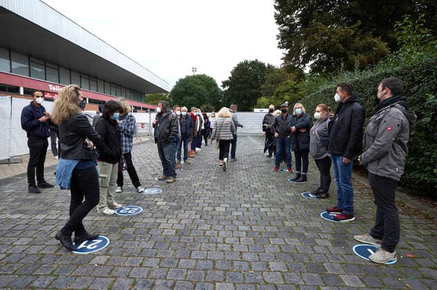 Concertgoers wait in numbered seats for the result of the sample test by the Corona sniffer dogs at a test concert with Fury in the Slaughterhouse as part of the Back to Culture concert series in conjunction with a test study with Corona sniffer dogs at the Gilde Parkbühne Hannover, 19 09 2021 Foto:xU.xStammx xFuturexImage