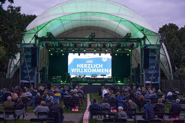 Concertgoers at a test concert with Fury in the Slaughterhouse as part of the Back to Culture concert series in conjunction with a test study with Corona sniffer dogs at the Gilde Parkbühne Hannover, 19 09 2021 Foto:xU.xStammx xFuturexImage