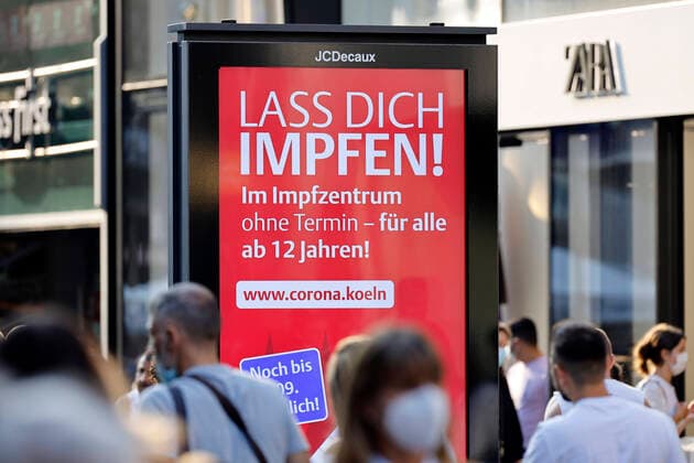 The city of Cologne advertises on billboards for their vaccination offer citizens from 12 years can be vaccinated without appointment in one of the vaccination centers or mobile vaccination centers without appointment About the risks vaccinated people are informed in a sheet Critics consider this information, however, insufficient, because long-term studies Foto:xC.xHardtx xFuturexImage