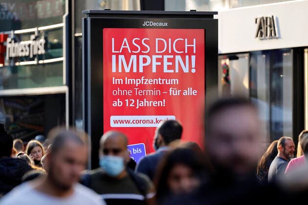 The city of Cologne advertises on billboards for their vaccination offer citizens from 12 years can be vaccinated without appointment in one of the vaccination centers or mobile vaccination centers without appointment About the risks vaccinated people are informed in a sheet Critics consider this information, however, insufficient, because long-term studies Foto:xC.xHardtx xFuturexImage
