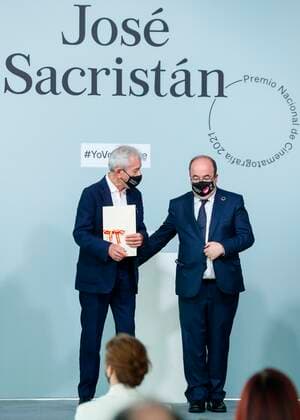 San Sebastian Film Festival, Jose Sacristan erhält National Cinema Award Spanish actor Jose Sacristan (L) receives from hands of Culture minister Miquel Iceta (R) the National Cinema Award for all his career on the ocassion of the 69th San Sebastian International Film Festival (SSIFF), in San Sebastian, Spain, 20 September 2021. The festival runs from 17 to 25 September. 69th San Sebastian International Film Festival !ACHTUNG: NUR REDAKTIONELLE NUTZUNG!  Copyright: xJuanxHerrerox GRAFCAV8314 20210920-87d8b12f276b41b385d7849daec73253b452f801