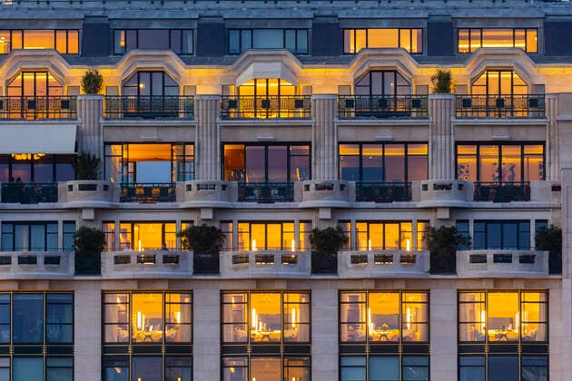 Architektur von SANAA Paris, France August 16, 2021 - The lights of the Parisian department store La Samaritaine switch on at the end of the day. Tourism in Paris continues to be impacted by the restrictions related to the COVID-19, with 5.3 million visitors to Paris this summer, that s a 50% drop in attendance. VUE DE PARIS, ILLUSTRATION, CARTE POSTALE, MONUMENT, GENERIQUE, ARCHITECTURE, CITYSCAPE, VOYAGE, DESTINATION TOURISTIQUE, TOURISME, LA SAMARITAINE, IMMEUBLE, SHOPPING, LUXE, LVMH, BERNARD ARNAULT, CREPUSCULE, SOIR  Copyright: xVincentxIsorex