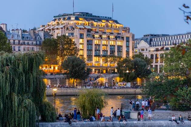Architektur von SANAA Paris, France August 16, 2021 - The lights of the Parisian department store La Samaritaine switch on at the end of the day. Tourism in Paris continues to be impacted by the restrictions related to the COVID-19, with 5.3 million visitors to Paris this summer, that s a 50% drop in attendance. VUE DE PARIS, ILLUSTRATION, CARTE POSTALE, MONUMENT, GENERIQUE, ARCHITECTURE, CITYSCAPE, VOYAGE, DESTINATION TOURISTIQUE, TOURISME, LA SAMARITAINE, IMMEUBLE, SHOPPING, LUXE, LVMH, BERNARD ARNAULT, CREPUSCULE, SOIR, QUAIS DE SEINE  Copyright: xVincentxIsorex