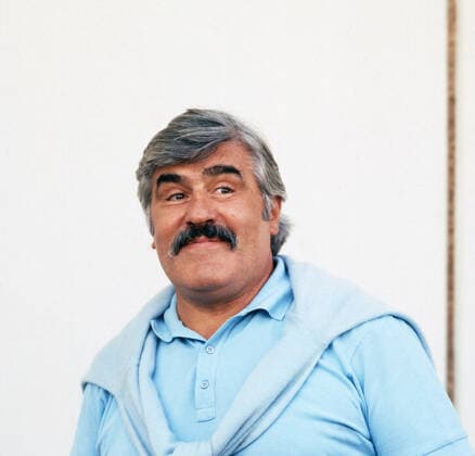 Mario Adorf Mario Adorf, deutscher Schauspieler, Autor und Hörspielsprecher, lässig mit Sweatshirt über der Schulter, Deutschland 1985. German actor, author and audio play speaker Mario Adorf, wearing a sweartshirt around his shoulders, Germany 1985., Deutschland Copyright: kpa UnitedArchives55004400 EDITORIAL USE ONLY