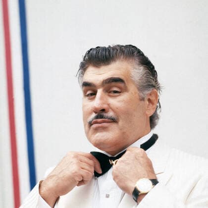 Mario Adorf Mario Adorf, deutscher Schauspieler, Autor und Hörspielsprecher, bei den Dreharbeiten zur Fernsehserie Kir Royal , Deutschland 1986. German actor, author and audio play speaker Mario Adorf while producing the TV series Kir Royal , Germany 1986., München Bayern Deutschland Copyright: kpa UnitedArchives55004408 EDITORIAL USE ONLY