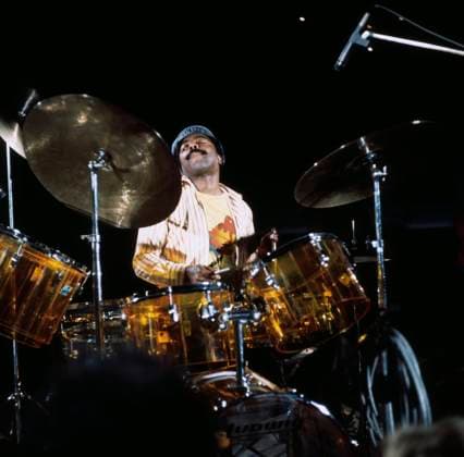 JAZZ IM ZDF Roy Haynes, amerikanischer Jazz-Schlagzeuger spielt mit dem Roy Haynes Quintett in der Musik-Sendung: Jazz im ZDF, 1976. Roy Haynes, American Jazz drummer plays with Roy Haynes Quintet in the music programme: Jazz im ZDF, 1976.,, Deutschland Copyright: kpa UnitedArchives55022430 EDITORIAL USE ONLY