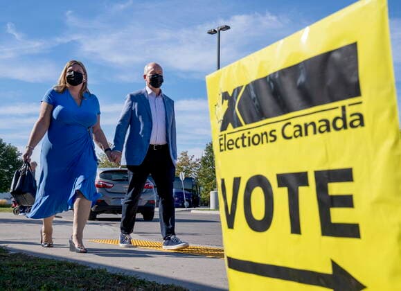 September 20, 2021, Bowmanville, on, Canada: Conservative Leader Erin O Toole and his wife Rebecca arrive to vote in the Canadian federal election in Bowmanville, Ontario on Monday, September 20, 2021. Bowmanville Canada  - ZUMAc35_ 20210920_zaf_c35_021 Copyright: xFrankxGunnx