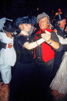 Hannelore Kohl mit Pierre Brice beim tanzen ca. !995 *** Hannelore Kohl with Pierre Brice dancing ca 995