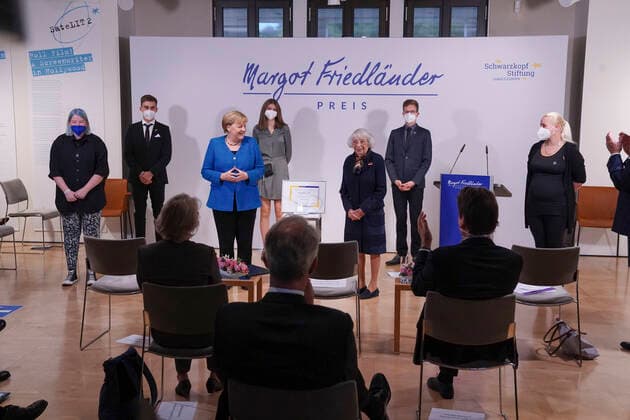 Awarding of the Margot Friedlaender Prize 2021 Current,20 09 2021,Berlin, German Chancellor Dr Angela Merkel together with Holocaust survivor Margot Friedlaender Awarding the prize to the laureates and the project Diary of Feelings at the awarding of the Margot Friedlaender Prize Berlin Berlin Germany