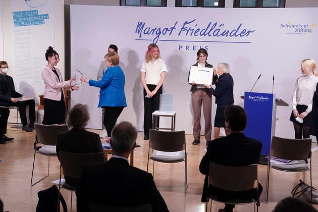Award of the Margot Friedlaender Prize 2021 Current,20 09 2021,Berlin, Chancellor Dr Angela Merkel together with the Holocaust survivor Margot Friedlaender Award the prize to the laureates and the project traces in the cityscape persecution and expropriation of Jewish Leipzig at the award ceremony of the Margot Friedlaender Prize Berlin Berlin Germany