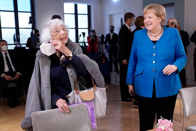 Awarding of the Margot Friedlaender Prize 2021 News,20 09 2021,Berlin, German Chancellor Dr Angela Merkel together with Holocaust survivor Margot Friedlaender at the awarding of the Margot Friedlaender Prize Berlin Berlin Germany