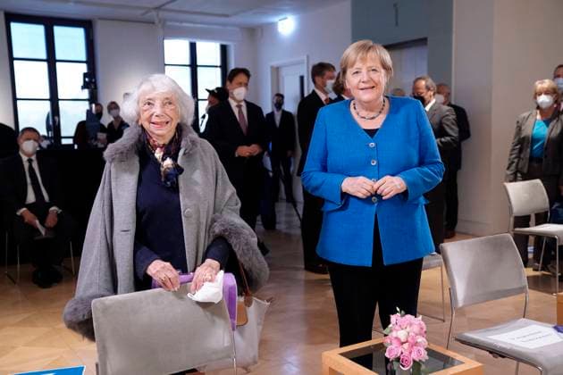 Awarding of the Margot Friedlaender Prize 2021 News,20 09 2021,Berlin, German Chancellor Dr Angela Merkel together with Holocaust survivor Margot Friedlaender at the awarding of the Margot Friedlaender Prize Berlin Berlin Germany