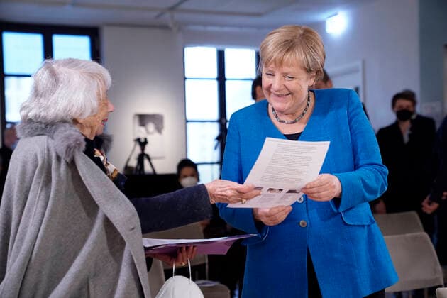 Awarding of the Margot Friedlaender Prize 2021 News,20 09 2021,Berlin, German Chancellor Dr Angela Merkel together with Holocaust survivor Margot Friedlaender at the awarding of the Margot Friedlaender Prize Berlin Berlin Germany