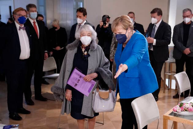 Awarding of the Margot Friedlaender Prize 2021 News,20 09 2021,Berlin, German Chancellor Dr Angela Merkel together with Holocaust survivor Margot Friedlaender at the awarding of the Margot Friedlaender Prize Berlin Berlin Germany