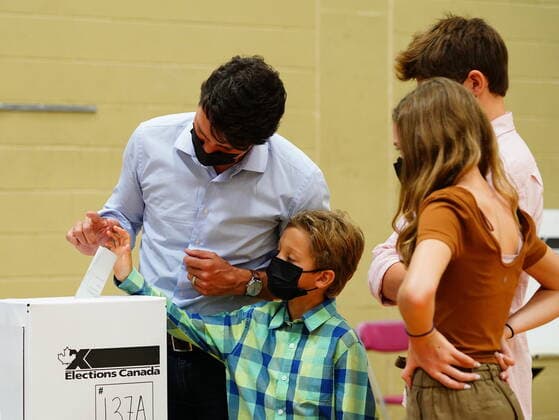 September 20, 2021, Montreal, PQ, Canada: Liberal leader Justin Trudeau casts his ballot in the 44th general federal election as he s joined by his children, Xavier, Ella-Grace and Hadrien in his riding of Papineau, Montreal on Monday, Sept. 20, 2021. Montreal Canada  - ZUMAc35_ 20210920_zaf_c35_032 Copyright: xSeanxKilpatrickx