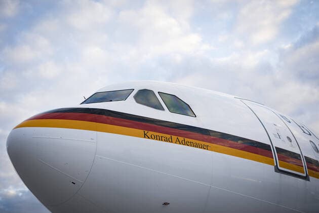 Bundesaussenminister Heiko Maas, SPD, aufgenommen beim Betreten eines Flugzeuges der Flugbereitschaft der Bundeswehr, anllaesslich der Reise nach New York zur Teilnahme an der Generaldebatte der 76. Generalversammlung der Vereinten Nationen. 20.09.2021. Berlin Deutschland *** Federal Foreign Minister Heiko Maas, SPD, pictured boarding an aircraft of the Bundeswehr Air Force on the occasion of the trip to New York to participate in the General Debate of the 76th General Assembly of the United Nations 20 09 2021 Berlin Germany Copyright: xFelixxZahn photothek.netx