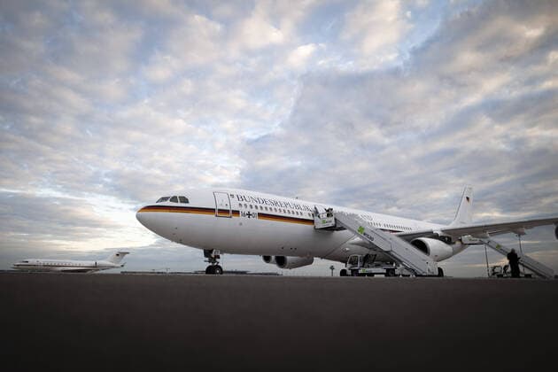 Bundesaussenminister Heiko Maas, SPD, aufgenommen beim Betreten eines Flugzeuges der Flugbereitschaft der Bundeswehr, anllaesslich der Reise nach New York zur Teilnahme an der Generaldebatte der 76. Generalversammlung der Vereinten Nationen. 20.09.2021. Berlin Deutschland *** Federal Foreign Minister Heiko Maas, SPD, pictured boarding an aircraft of the Bundeswehr Air Force on the occasion of the trip to New York to participate in the General Debate of the 76th General Assembly of the United Nations 20 09 2021 Berlin Germany Copyright: xFelixxZahn photothek.netx