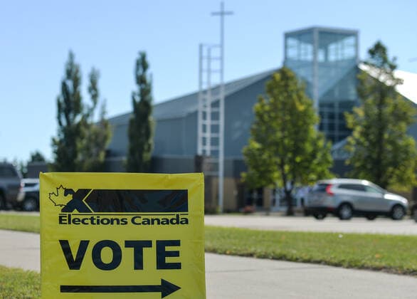 Federal Election 2021 In Canada An Election Canada sign visible in front of a polling station along Ellerslie Road in Edmonton. On Monday, September 20, 2021, in Edmonton, Alberta, Canada. Edmonton Canada widak-federale210920_nppq3  Copyright: xArturxWidakx