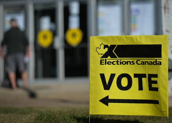 Federal Election 2021 In Canada An Election Canada sign visible in front of a polling station along Ellerslie Road in Edmonton. On Monday, September 20, 2021, in Edmonton, Alberta, Canada. Edmonton Canada widak-federale210920_npAWr  Copyright: xArturxWidakx