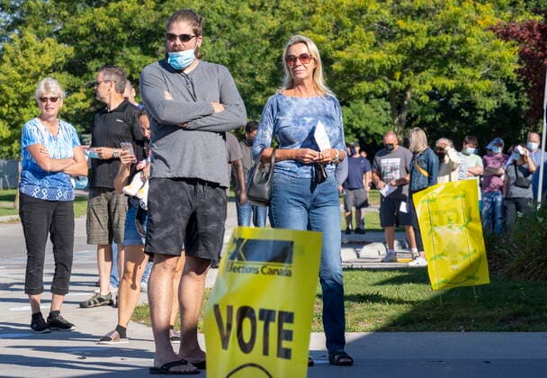 September 20, 2021, Bowmanville, Canada: Voters line up at a polling station to vote in the Canadian federal election in Bowmanville, Ontario on Monday. Bowmanville Canada  - ZUMAc35_ 20210920_zaf_c35_027 Copyright: xFrankxGunnx