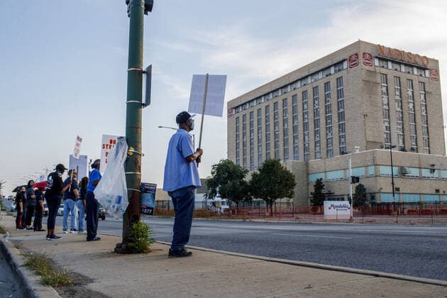 September 20, 2021: Mondelez employees strike outside the company s building after walking out earlier in the day Thursday Aug. 19, 2021, in Chicago. - ZUMAm67_ 20210920_zaf_m67_012 Copyright: xArmandoxL.xSanchezx
