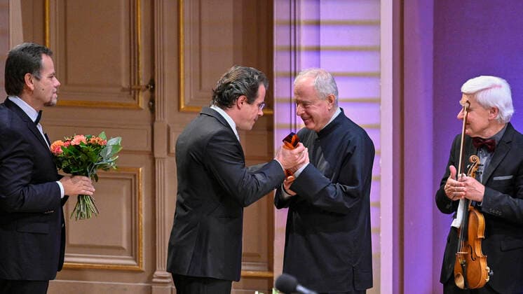 Entertainment Bilder des Tages British pianist Andras Schiff, right, receives Antonin Dvorak award within his concert at Dvorak Prague music festival in Prague, Czech Republic, September 20, 2021. (CTKxPhoto MichalxKamaryt) CTKPhotoP2021092009274 