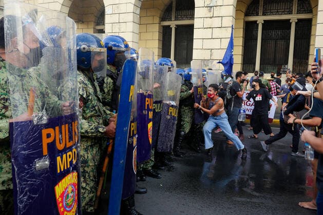 Bilder des Jahres 2021, News 09 September News Themen der Woche KW38 News Bilder des Tages Philippinen, Proteste am Tag des Kriegsrechts in Manila September 21, 2021, Manila, National Capital Region, Philippines: A protest held on the day Martial Law was declared on 21 Sep 1972...However, the Manila police blocks a group of protesters heading to Andres Bonifacio monument. They first assembled at Carriedo, in Manila. Then police blocks and disperse the group with shield, sticks and a water canon...A protester tries to push a police blockade while a water cannon blasted at them. Manila Philippines - ZUMAb178 20210921_zap_b178_001 Copyright: xGeorgexBuidx