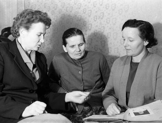 Elena Tereshkova and workers of factory Krasniy Perekop 612466 25.06.1963 Workers of textile factory Krasniy Perekop , where Valentina Tereshkova (born in 1937), first female cosmonaut, the USSR pilot-cosmonaut, Hero of the Soviet Union used to work visiting Valentina Tereshkova s mother Elena Tereshkova (center). RIA Novosti Sputnik Yaroslavl Russia  Copyright: xRIAxNovostix
