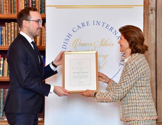 STOCKHOLM 20210921 Queen Silvia of Sweden hand out a scholarship from Queen Silvia Nursing Award to year 2020 winner Radoslaw Romanek from Poland during a ceremony at the Royal palace in Stockholm, Sweden September 21, 2021 STOCKHOLM Sweden x10030x,  Copyright: xJonasxEkströmer TTx QUEEN SILVIA NURSING AWARD