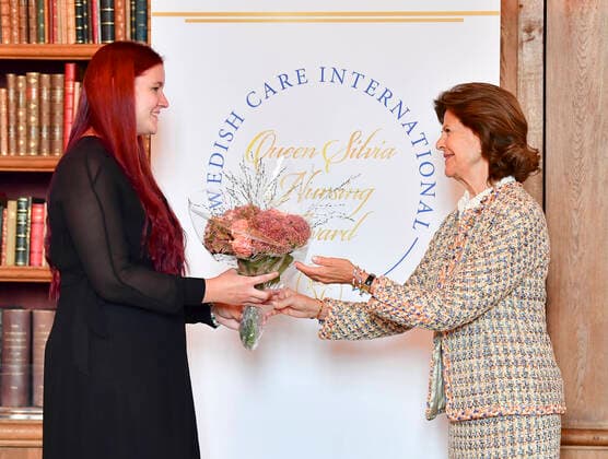 STOCKHOLM 20210921 Queen Silvia of Sweden hand out a scholarship from Queen Silvia Nursing Award to year 2020 winner Janina Viitasaar from Finland during a ceremony at the Royal palace in Stockholm, Sweden September 21, 2021 STOCKHOLM Sweden x10030x,  Copyright: xJonasxEkströmer TTx QUEEN SILVIA NURSING AWARD