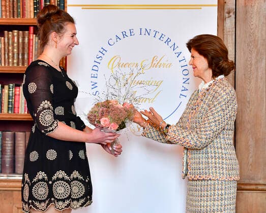 STOCKHOLM 20210921 Queen Silvia of Sweden hand out a scholarship from Queen Silvia Nursing Award to year 2019 winner Agnieszka Napieralska from Poland during a ceremony at the Royal palace in Stockholm, Sweden September 21, 2021 STOCKHOLM Sweden x10030x,  Copyright: xJonasxEkströmer TTx QUEEN SILVIA NURSING AWARD