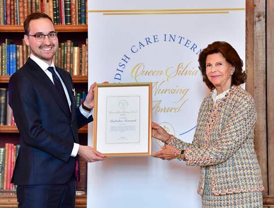 STOCKHOLM 20210921 Queen Silvia of Sweden hand out a scholarship from Queen Silvia Nursing Award to year 2020 winner Radoslaw Romanek from Poland during a ceremony at the Royal palace in Stockholm, Sweden September 21, 2021 STOCKHOLM Sweden x10030x,  Copyright: xJonasxEkströmer TTx QUEEN SILVIA NURSING AWARD