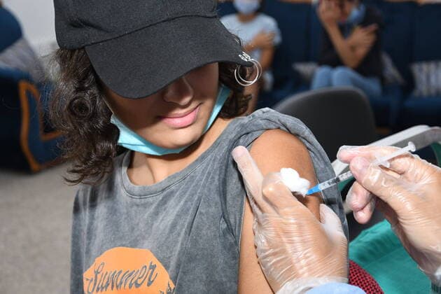 News Bilder des Tages (210921) -- SALE (MOROCCO), Sept. 21, 2021 -- A teenager receives a dose of the COVID-19 vaccine in Sale, Morocco, on Sept. 21, 2021. Morocco has begun vaccinating teenagers aged between 12 and 17 years old against COVID-19. (Photo by Xinhua) MOROCCO-SALE-COVID-19-VACCINATION Chadi 