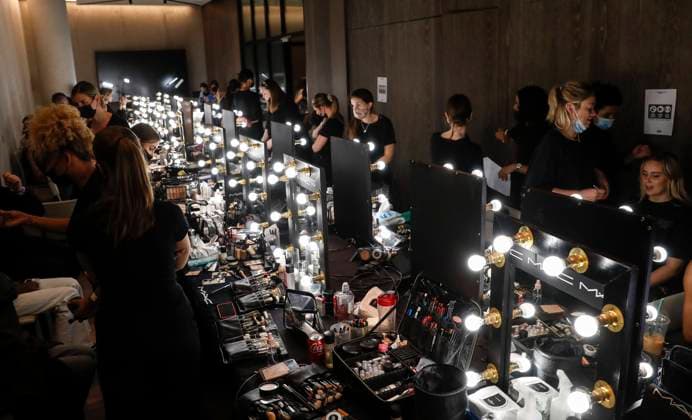 (210922) -- LONDON, Sept. 22, 2021 -- Models are seen backstage ahead of the Richard Quinn show during London Fashion Week in London, Britain, Sept. 21, 2021. ) BRITAIN-LONDON FASHION WEEK-RICHARD QUINN-BACKSTAGE HanxYan 