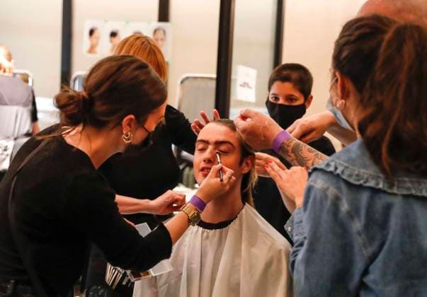 (210922) -- LONDON, Sept. 22, 2021 -- A model is seen backstage ahead of the Richard Quinn show during London Fashion Week in London, Britain, Sept. 21, 2021. ) BRITAIN-LONDON FASHION WEEK-RICHARD QUINN-BACKSTAGE HanxYan 