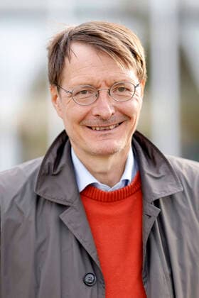 Karl Lauterbach talks to representatives of Fridays for Future about tackling the climate crisis at the Park Cafe Leverkusen, 21 09 2021 Foto:xC.xHardtx xFuturexImage