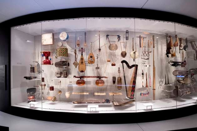 Humboldt Forum, Ethnological Collections DEU, Deutschland, Germany, Berlin, 20.09.2021 Vitrine mit Musikinstrumenten zum Thema Musik in der Abteilung Klaenge Der Welt während einer Pressevorschau vor der Eroeffnung vom Ethnoloischen Museum und Museum fuer Asiatische Kunst im Saal Ozean Mensch und Meer im Westfluegel vom Humboldt Forum in Berlin. Die Eroeffnung vom Museum und der Ausstellungen im Humboldtforum im Berliner Schloss in Berlin ist umstritten. Aktivisten fordern eine Aufarbeitung der Deutsche Kolonialen Geschichte und die Rueckgabe von Beutekunst. en: Showcase with musical instruments on the subject of music in the Klaenge Der Welt department on display during a press preview prior to the opening of the Ethnological Museum and M