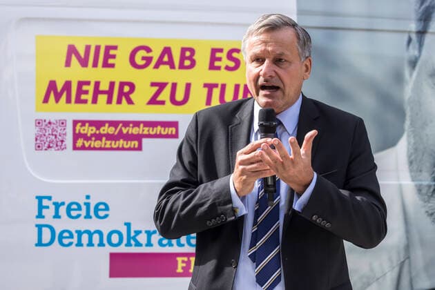 Dr. Hans-Ulrich Rülke (MdL, Vorsitzender der FDP DVP-Fraktion im Landtag von Baden-Württemberg). Wahlkampfveranstaltung der Partei FDP mit Christian L i n d n e r in Stuttgart. BTW21. 22.09.2021: Deutschland, Baden-Württemberg, Stuttgart. *** Dr Hans Ulrich Rülke MdL, Chairman of the FDP DVP parliamentary group in the state parliament of Baden Württemberg Election campaign event of the FDP party with Christian L i n d n e r in Stuttgart BTW21 22 09 2021 Germany, Baden Württemberg, Stuttgart