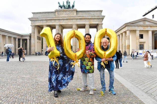 Bilder des Jahres 2021, Entertainment 09 September Entertainment Bilder des Tages Dieter Hallervorden, Alina Wichmann und Adel Tawil beim Fototermin Celebrate at the Gate - 100 Tage bis Silvester am Brandenburger Tor. Berlin, 22.09.2021 *** Dieter Hallervorden, Alina Wichmann and Adel Tawil at the photo shoot Celebrate at the Gate 100 days until New Years Eve at the Brandenburg Gate Berlin, 22 09 2021 Foto:xN.xKubelkax xFuturexImage