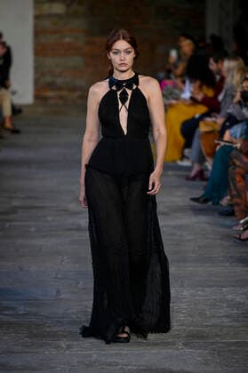 Milan, Milan Fashion Week, Women Spring Summer 2022. Milan, Women s Fashion, Spring Summer 2022. ALBERTA FERRETTI Fashion show catwalk Pictured: Gigi Hadid  Copyright: xRiccardoxGiordanox xIPAx xModaxMilanox