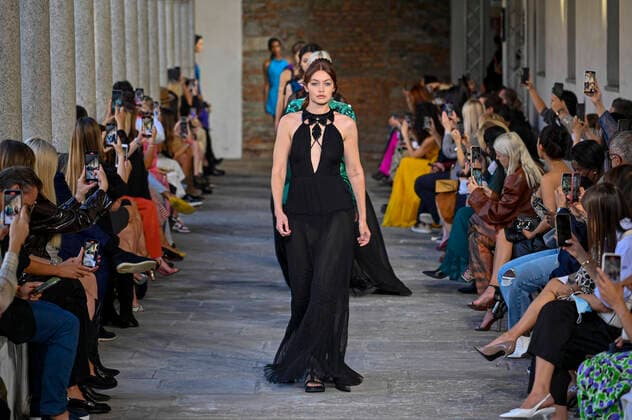 Entertainment Bilder des Tages Milan, Milan Fashion Week, Women Spring Summer 2022. Milan, Women s Fashion, Spring Summer 2022. ALBERTA FERRETTI Fashion show catwalk Pictured: Gigi Hadid  Copyright: xRiccardoxGiordanox xIPAx xModaxMilanox