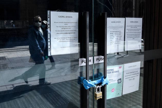 NSW CORONAVIRUS COVID19, Information relating to their closed status is seen on the padlocked entry doors of a retail store in the central business district (CBD) of Sydney, Thursday, September 23, 2021. The NSW government has relaxed rules in coronavirus areas of concern as the deadline for local essential workers to have had one vaccine dose is reached. ( NO ARCHIVING, EDITORIAL USE ONLY, NO USE IN BOOKS WITHOUT CONSENT SYDNEY NSW AUSTRALIA  Copyright: xBIANCAxDExMARCHIx 20210923001579000090