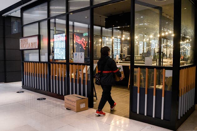 NSW CORONAVIRUS COVID19, A worker carries deliveries into their restaurant in the central business district (CBD) of Sydney, Thursday, September 23, 2021. The NSW government has relaxed rules in coronavirus areas of concern as the deadline for local essential workers to have had one vaccine dose is reached. ( NO ARCHIVING, EDITORIAL USE ONLY, NO USE IN BOOKS WITHOUT CONSENT SYDNEY NSW AUSTRALIA  Copyright: xBIANCAxDExMARCHIx 20210923001579001441
